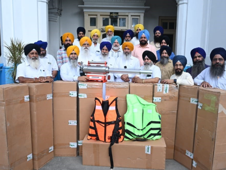 ਹੜ੍ਹ ਪ੍ਰਭਾਵਿਤ ਇਲਾਕੇ ਦੇ ਲੋਕਾਂ ਨੂੰ ਬਿਮਾਰੀਆਂ ਤੋਂ ਬਚਾਉਣ ਲਈ ਸਪਰੇਅ ਮਸ਼ੀਨਾਂ ਦੀ ਸੇਵਾ