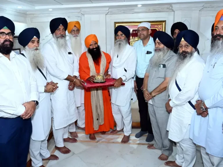 ਬਾਬਾ ਰਾਮ ਦੇਵ ਸ੍ਰੀ ਹਰਿਮੰਦਰ ਸਾਹਿਬ ਵਿਖੇ ਹੋਏ ਨਤਮਸਤਕ